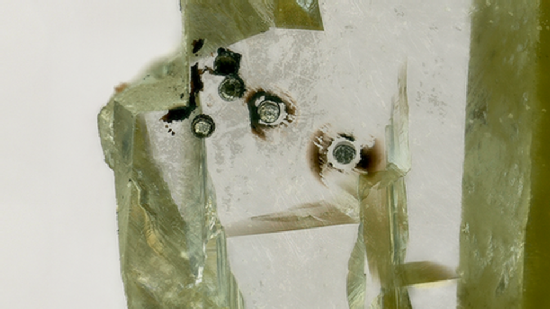 La imagen muestra un diamante con manchas oscuras que contenía el mineral proveniente del manto inferior