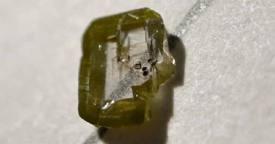 La imagen muestra un diamante color oliva que contenía el mineral procedente del manto inferior.
