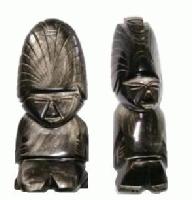 En la imagen aparecen dos figuras talladas en obsidiana, de los dioses del maíz y del sol
