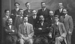 Foto conjunta que une a todos los miembros de la junta de ampliación y en el centro vemos al que preside esta junta , Cajal.