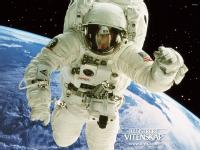 Aqui un astronauta volando en el espacio con la vestimenta apropiada para poder sobrevivir