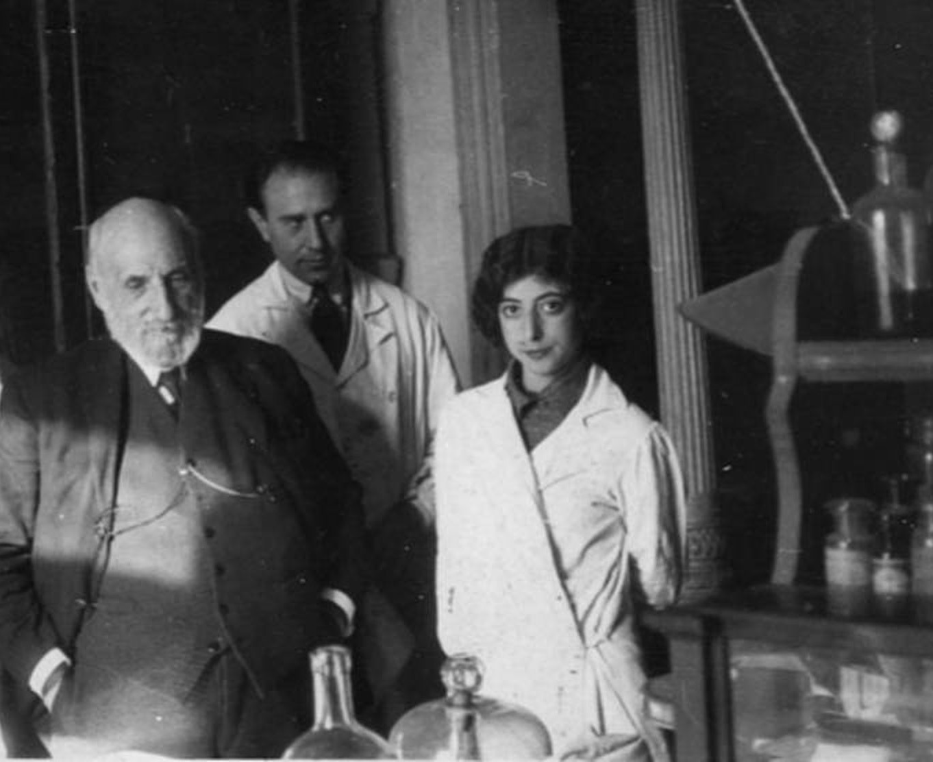 Fotografía de Cajal con uno de sus discípulos y Enriqueta