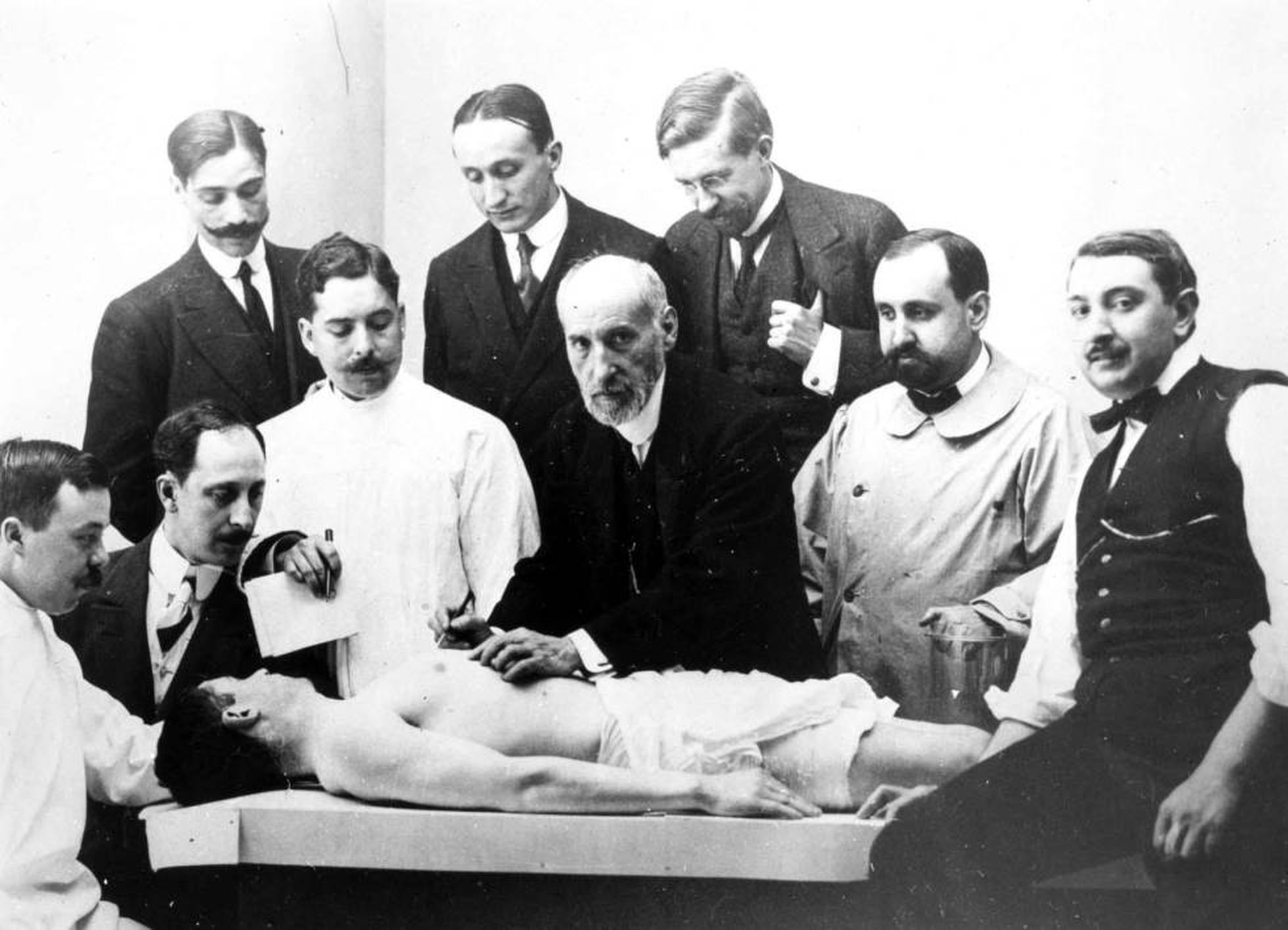 Imagen de Cajal dando una clase de disección a sus discípulos, siendo estos todos hombres