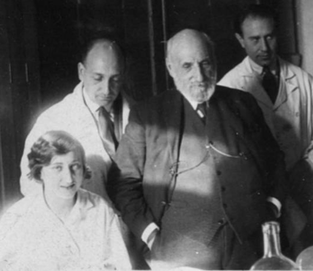 Con Carmen Serra a la izquierda, imagen de Cajal y sus discípulos