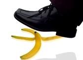 Científicos estudian el coeficiente de fricción de la cáscara de plátano al pisarla.