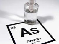 Símbolo químico del arsénico junto con su información de la tabla periódica.