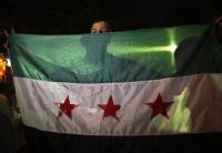 Ciudadano sirio ondeando la bandera Siria.