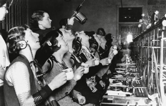 Imagen de un grupo de telefonistas enjuagándose la boca y siendo fumigadas como medida de prevención contra la gripe de 1918