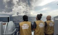 Geólogos presenciando la erupción del volcán 