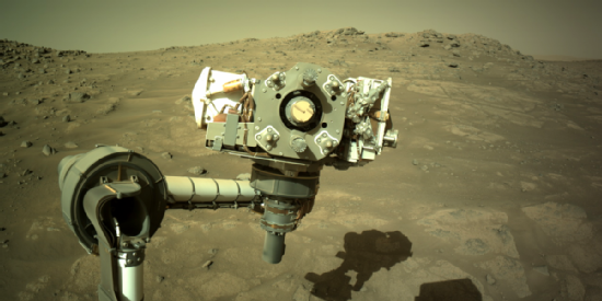 Esta imagen nos muestra el Perseverance que es el dispositivo que la Nasa está utilizando en Marte en busca de vida.