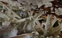 En la imagen se pueden ver las grandes columnas de selenita, situadas en la Cueva de los Cristales, que llegan a medir hasta 11 metros.