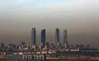 El paisaje de una ciudad con mucha contaminación atmosférica.