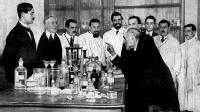 Cajal enseñando a sus discípulos.