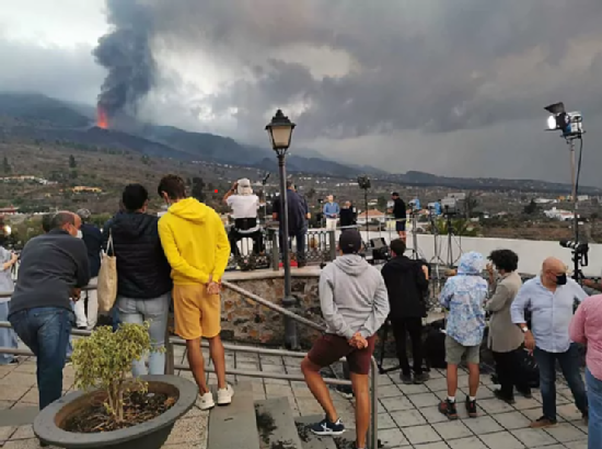 Grupo de gente observando una nube de humo provocada por el volcán.Imagen extraída de: https://www.elmundo.es/ciencia-y-salud/ciencia/2021/09/21/6149104ffc6c833b748b4598.html