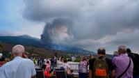 Imagen extraída de https://www.rtve.es/noticias/erupcion-volcan-la-palma-noticias-imagenes-videos/ Grupo de personas observando la explosión de La Palma