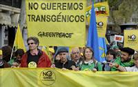 Activistas de Greenpeace en una manifestación con un pancarta: "No queremos transgénicos".