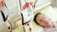 Imagen que muestra una transfusión sanguínea por medio de una vía.